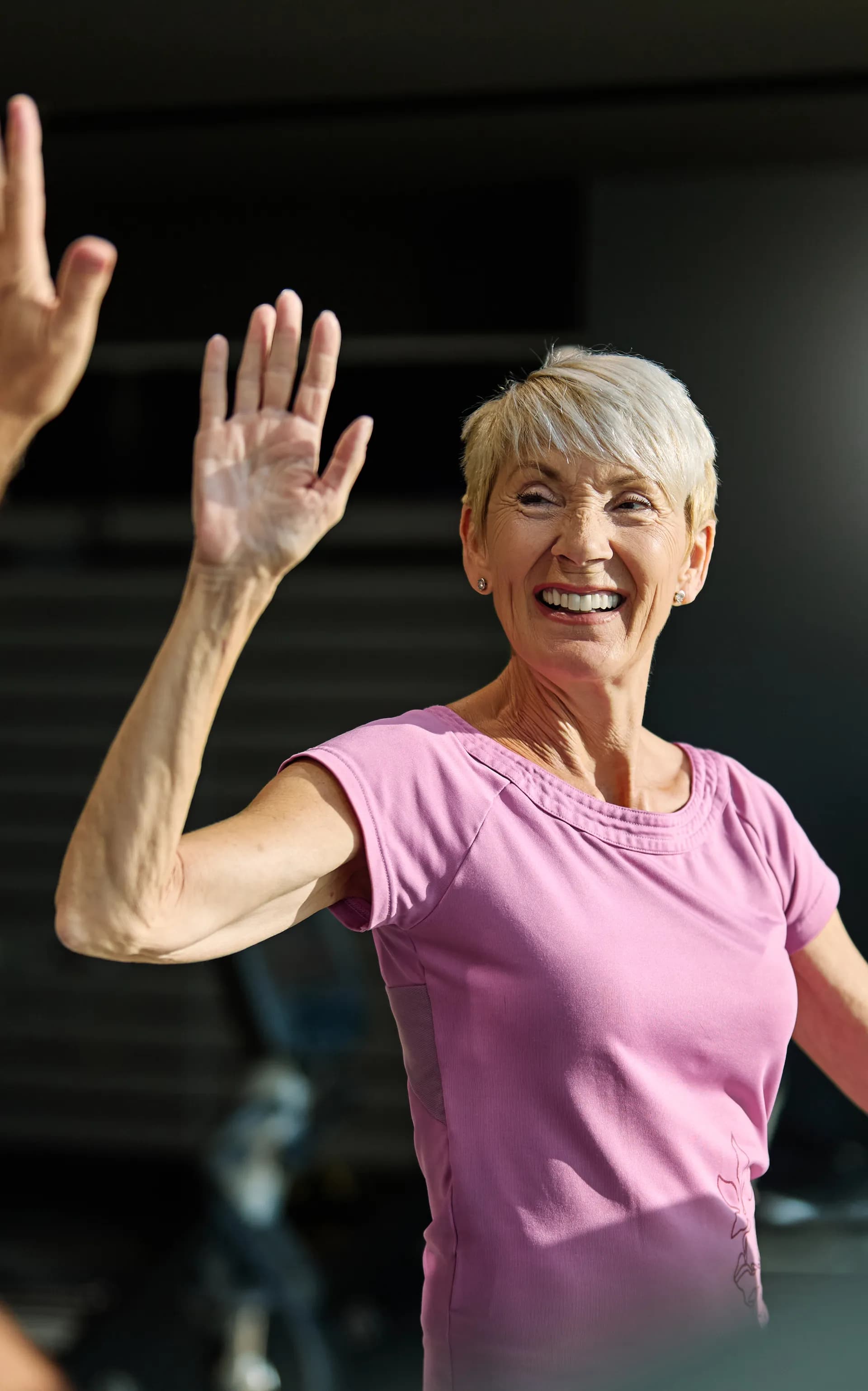 senior koppel in de sportschool high five