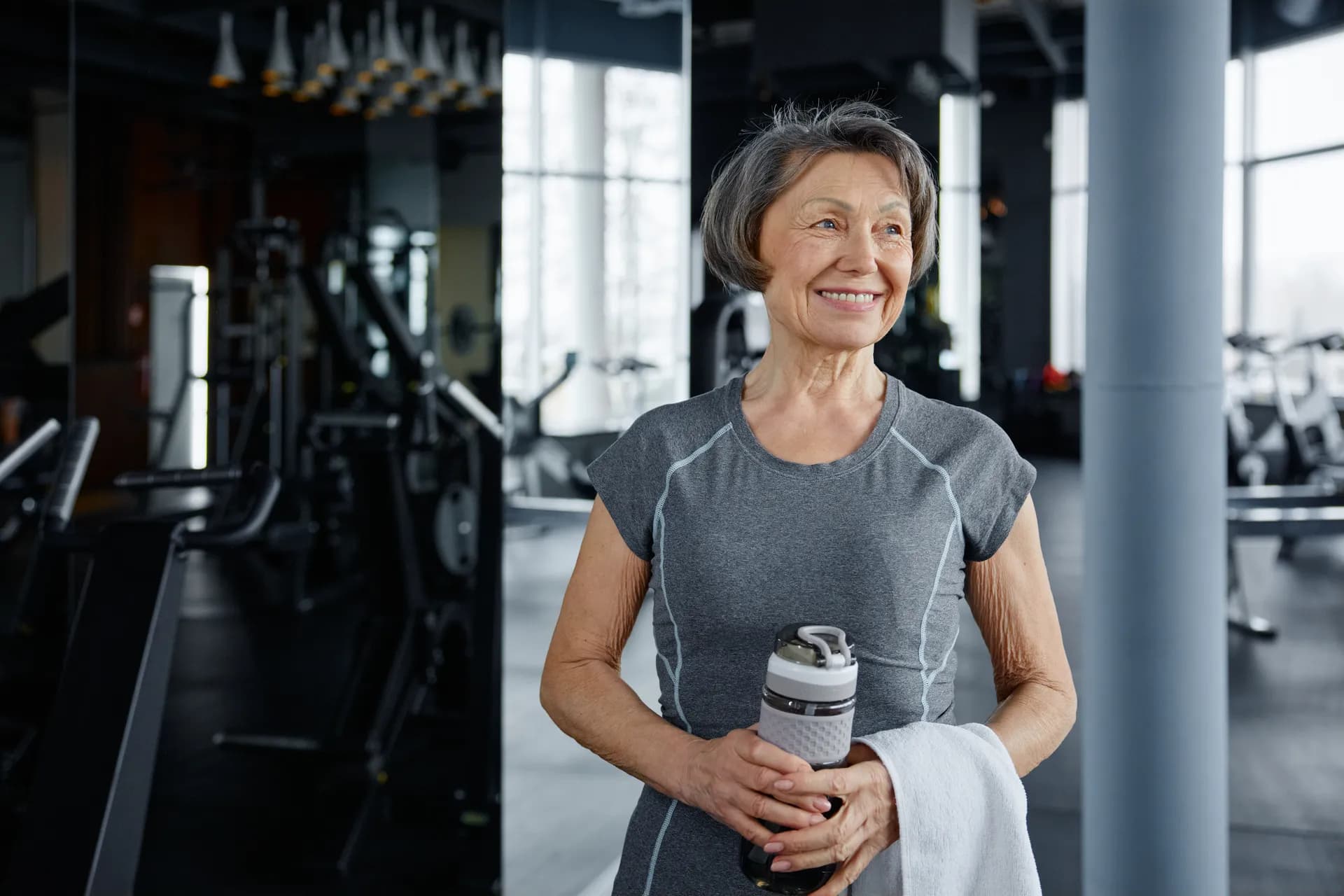 vrouw in sportschool met shake beker