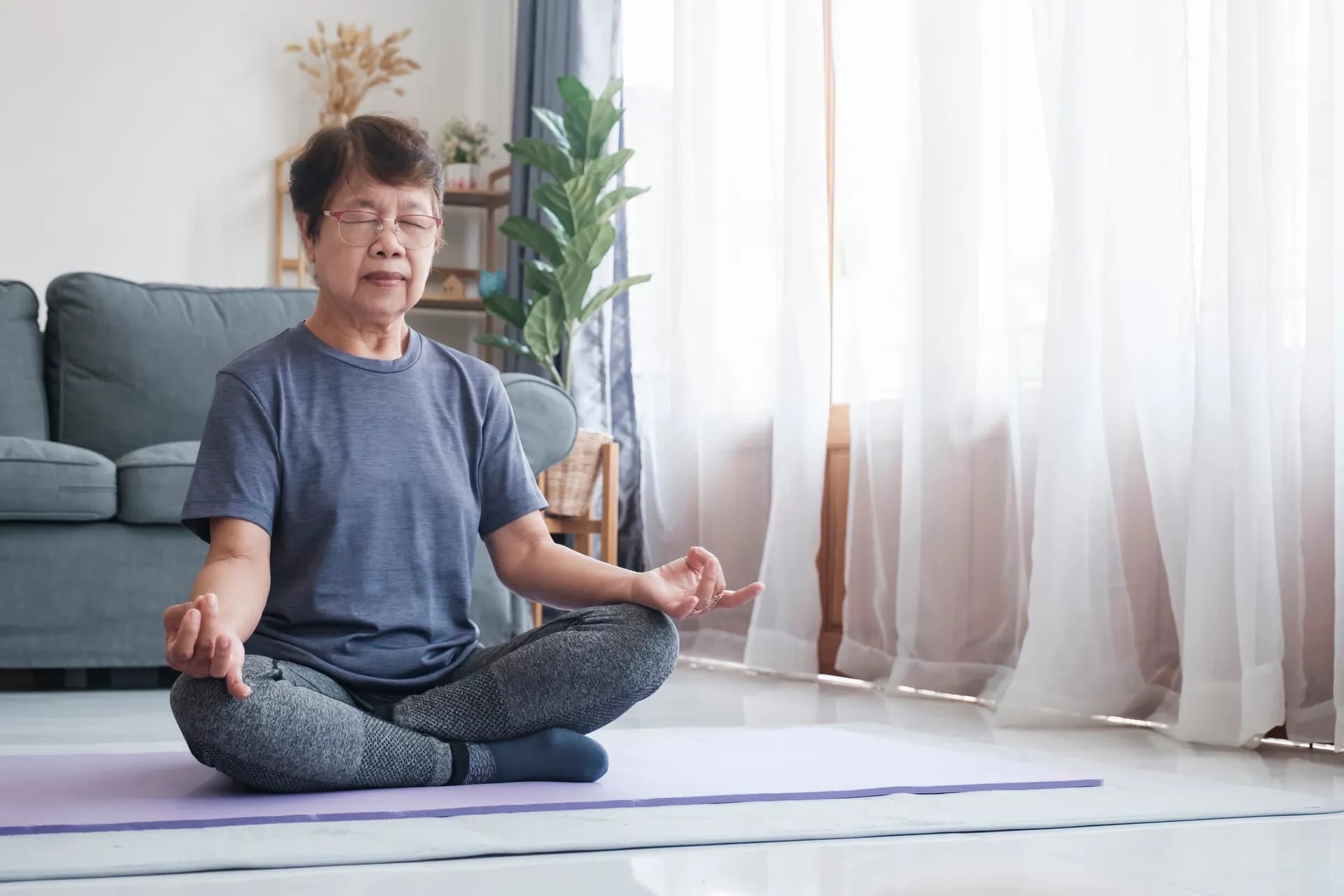 Vrouw doet ademhalingsoefening